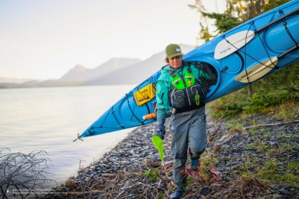 Delta 17RR havkajak bæres op fra stranden