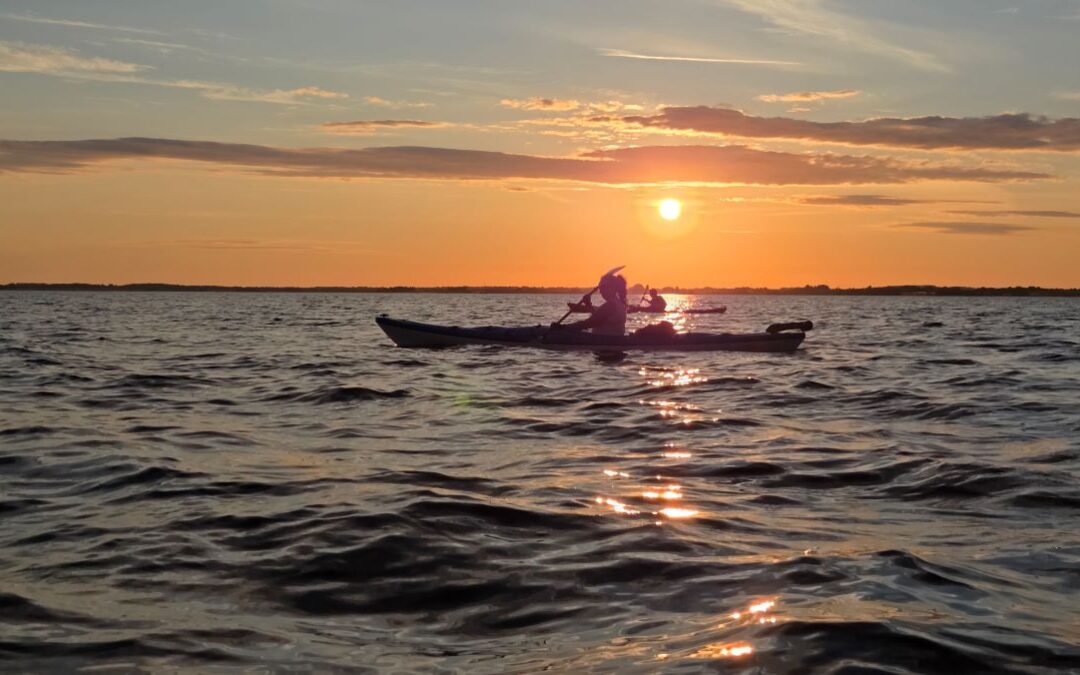 Kajaktur med solformørkelse og solnedgang